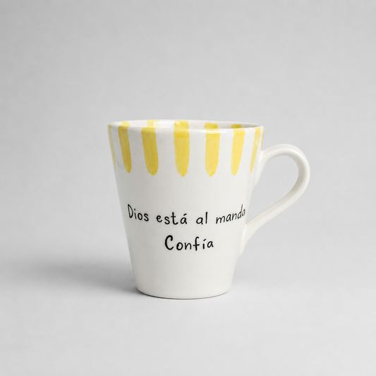 Taza cónica · «Dios está al mando, Confía»