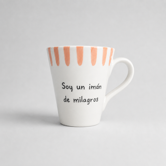 Taza cónica · «Soy un imán de milagros»