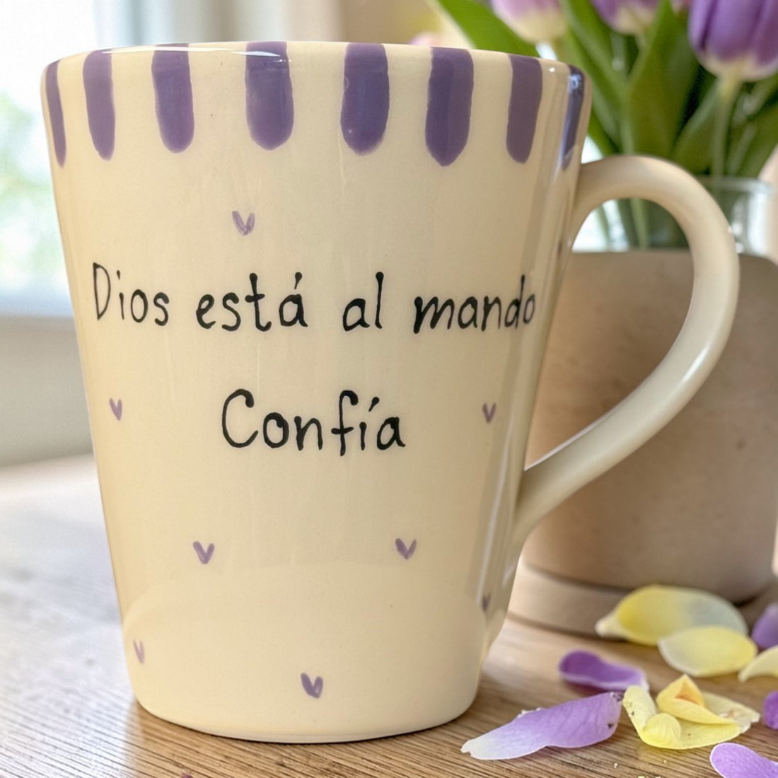 «Dios está al mando, confía. Hágase tu voluntad. » · Taza cónica