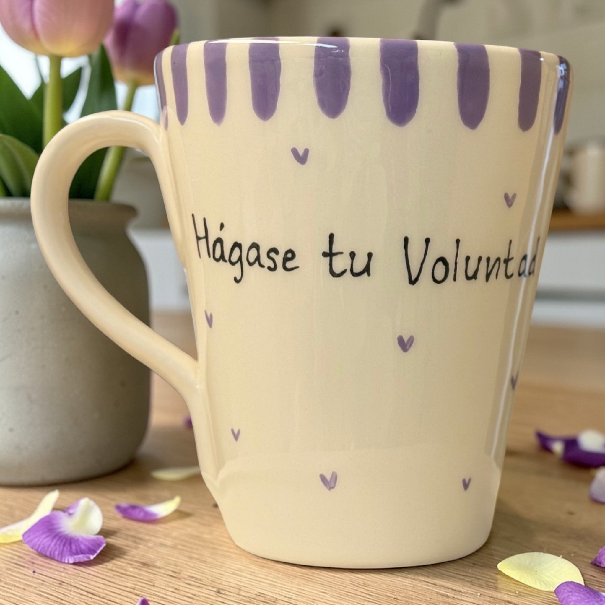 «Dios está al mando, confía. Hágase tu voluntad. » · Taza cónica