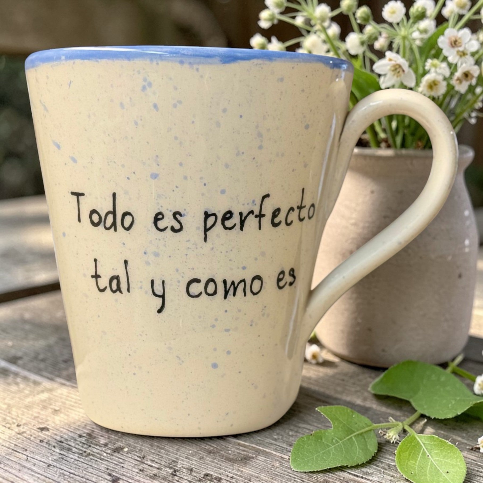 «Todo es perfecto tal y como es» · Taza cónica