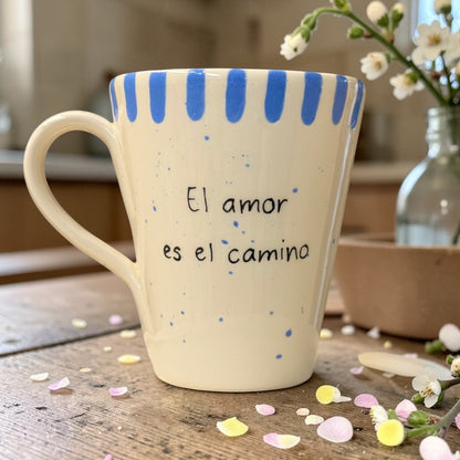 «Alles ist perfekt. Liebe ist der Weg» · Konische Tasse