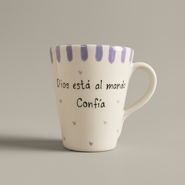 «Dios está al mando, confía. Hágase tu voluntad. » · Taza cónica