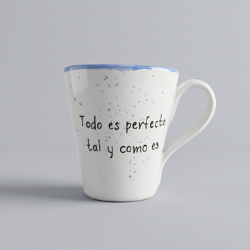 «Todo es perfecto tal y como es» · Taza cónica